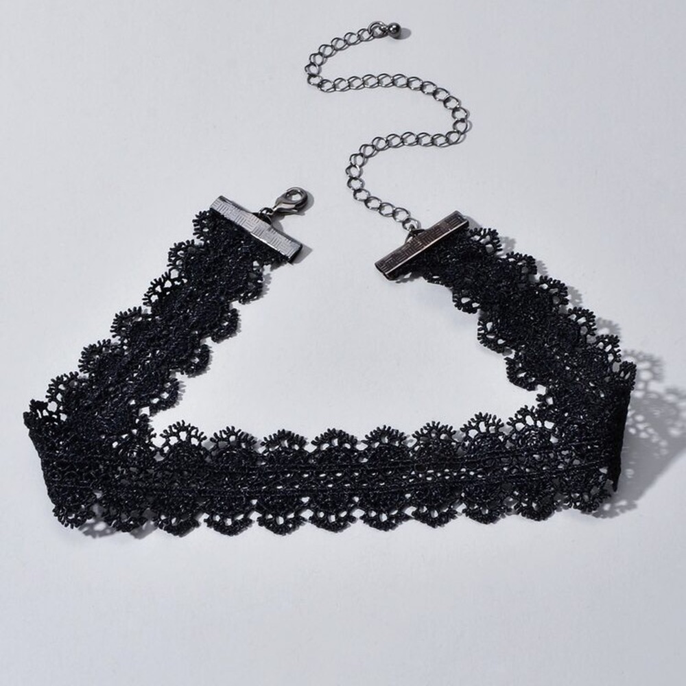 Laced chocker